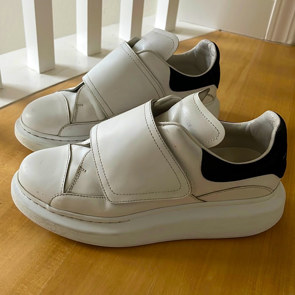 Alexander McQueen Women's Oversized Sneaker in White/black